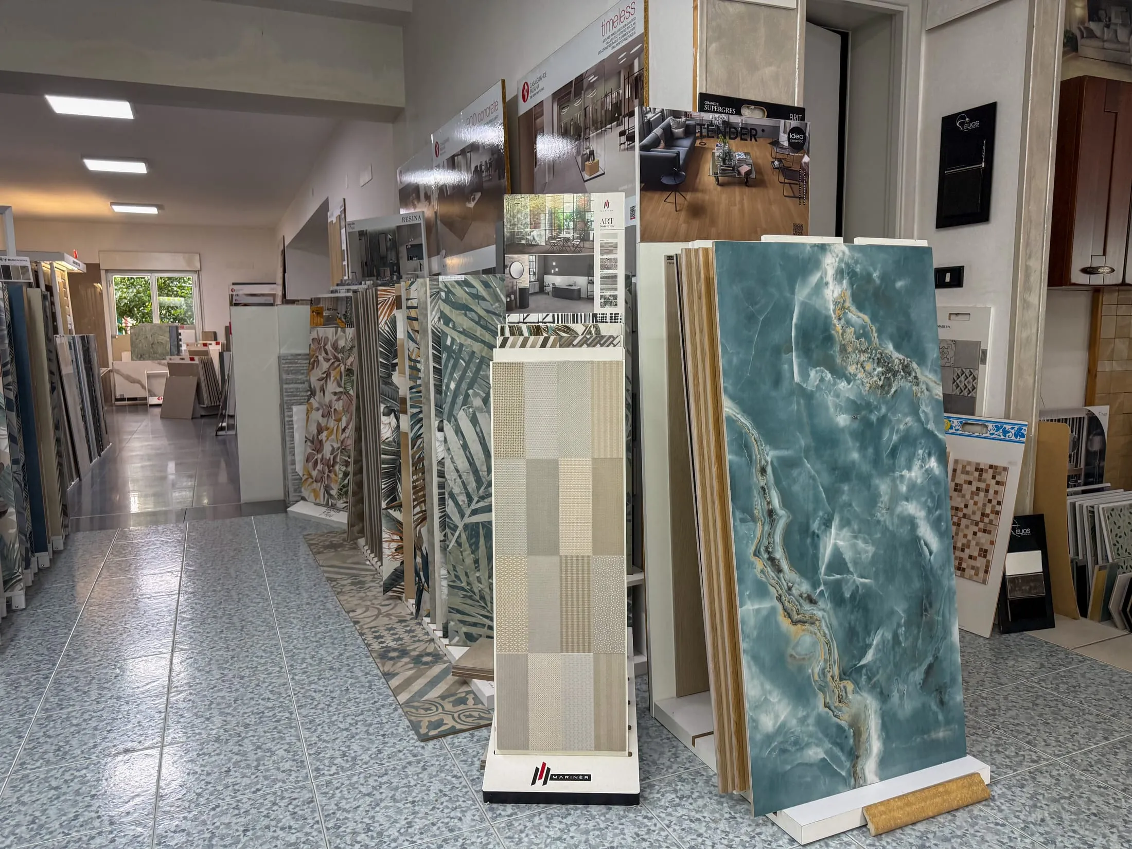 Espositori di pavimenti e rivestimenti, in primo piano una lastra effetto onice