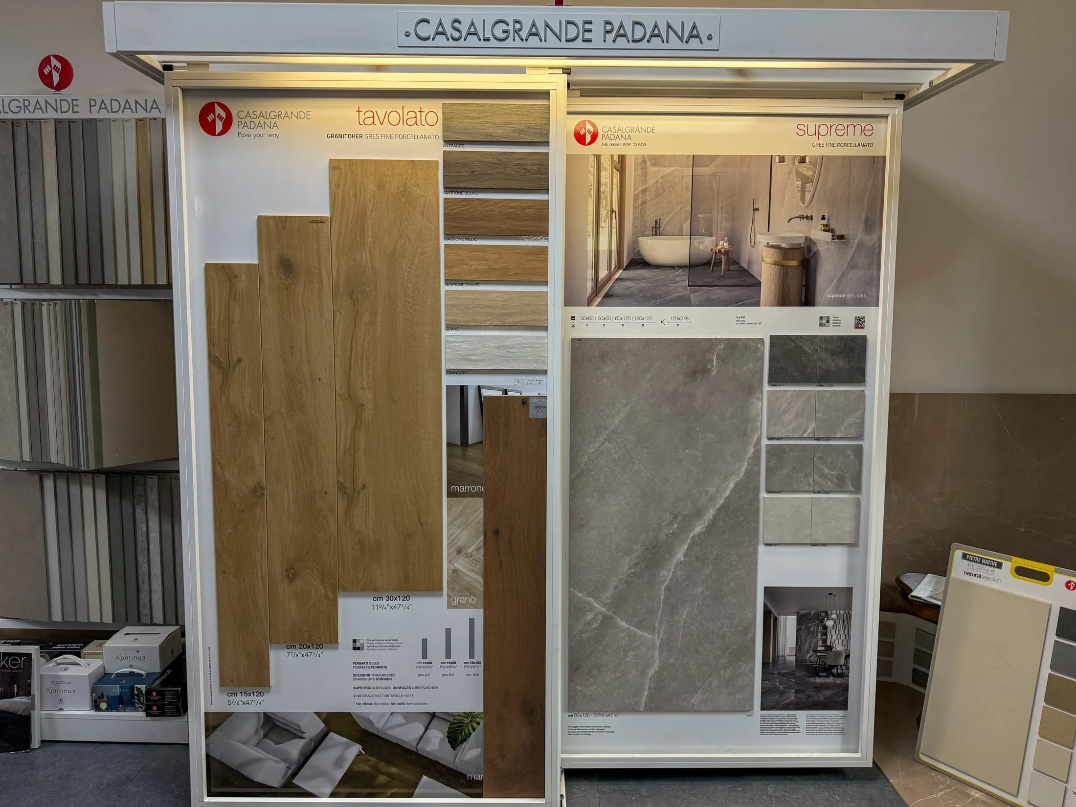 Espositore Casalgrande Padana con gres effetto legno e pietra