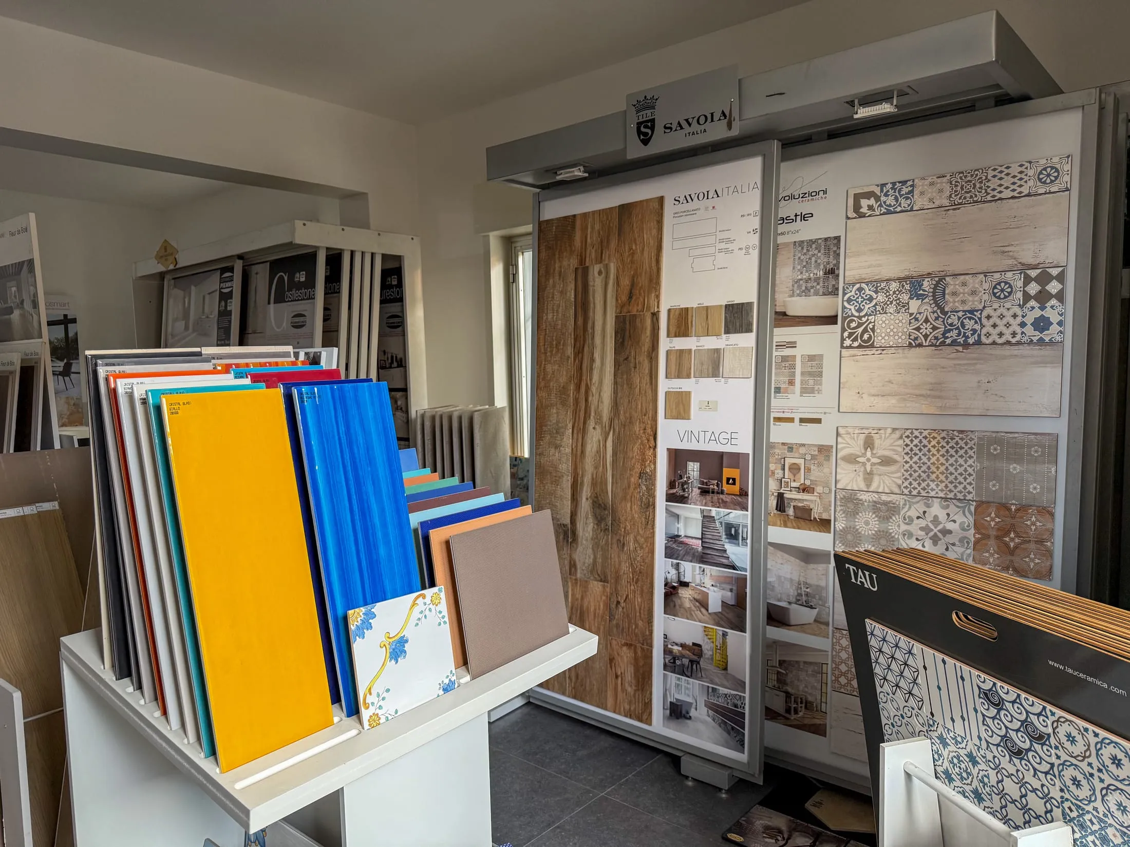 Espositore di piastrelle colorate e decorate per rivestimenti