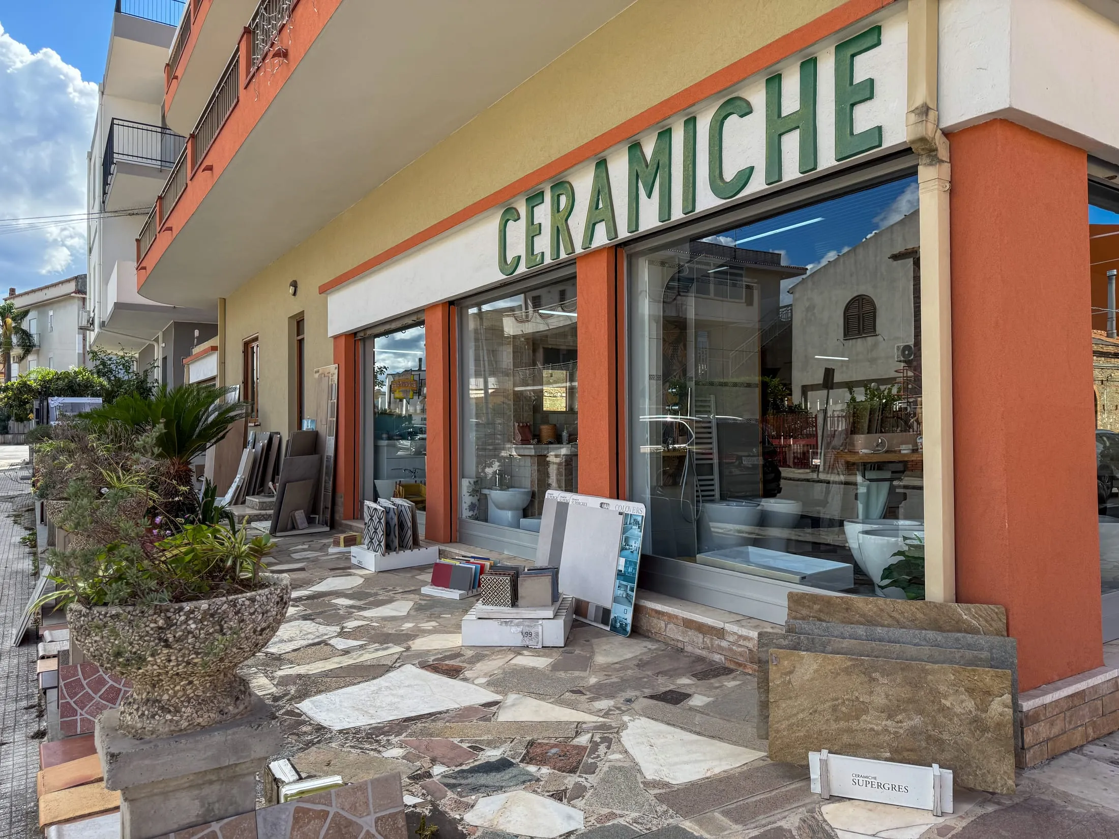 Ingresso dello showroom Edil Centro a Pace del Mela con insegna Ceramiche
