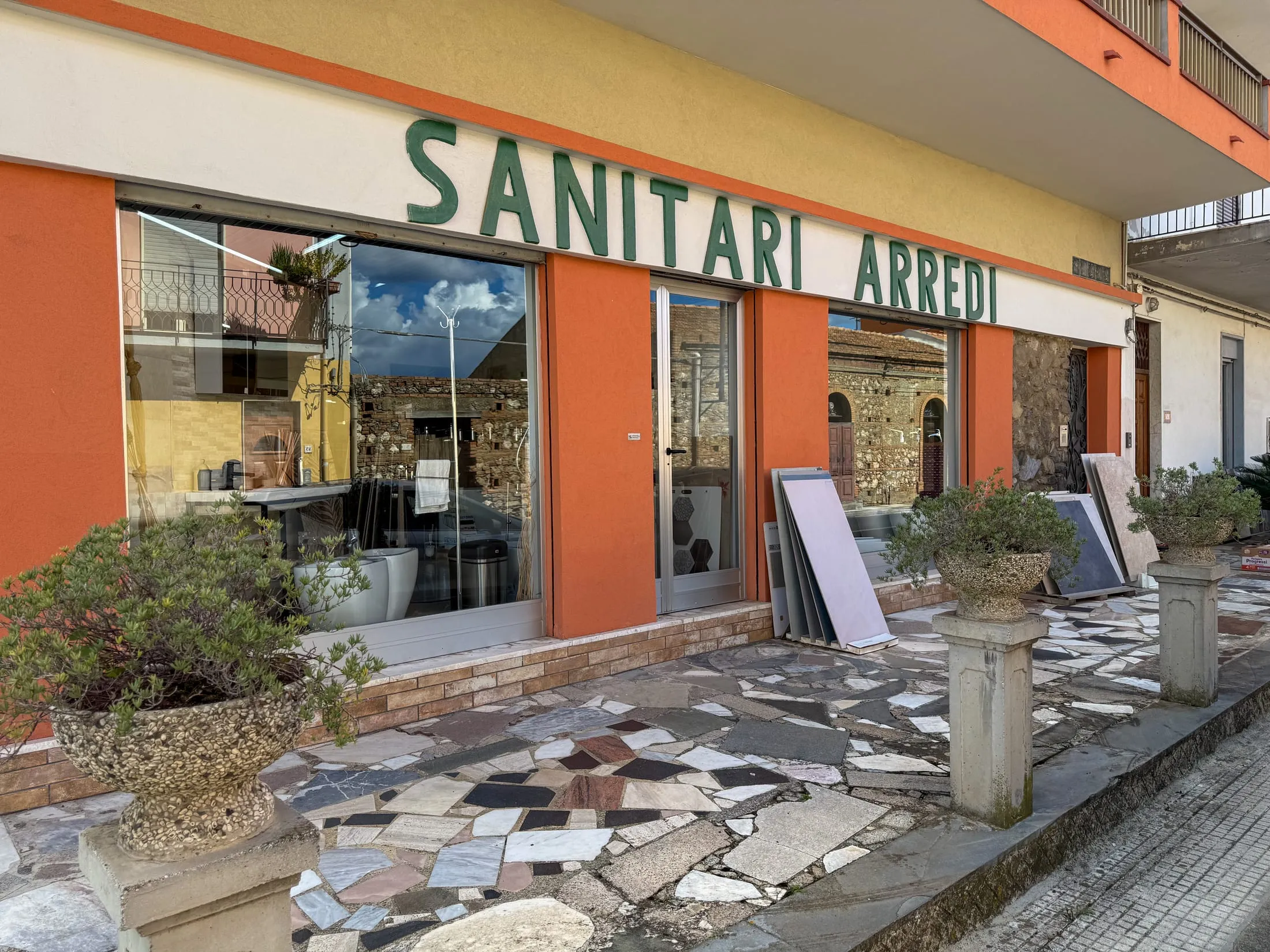 Vetrina dello showroom Edil Centro a Pace del Mela con insegna Sanitari Arredi