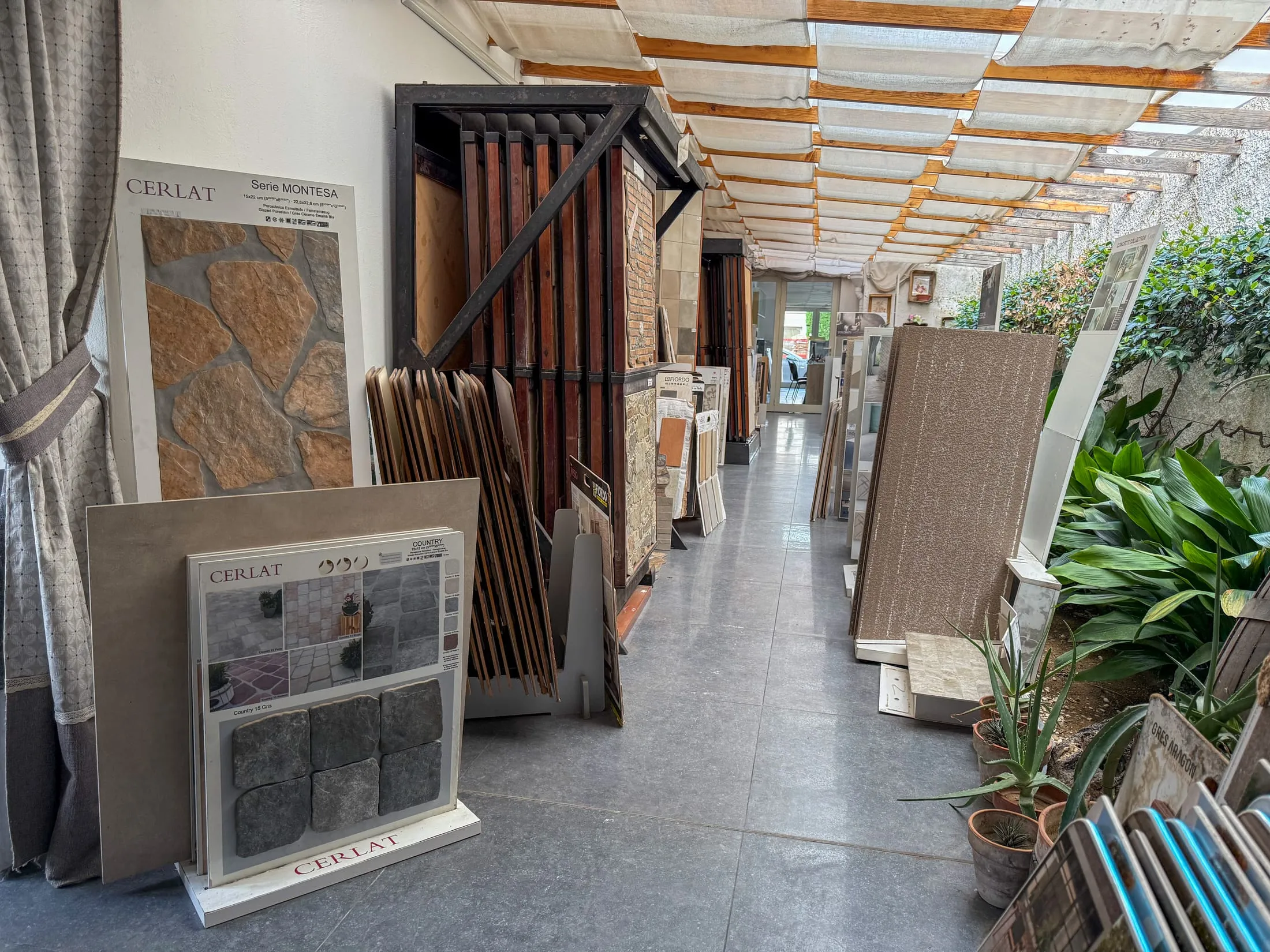 Galleria coperta con campionari Cerlat e piante mediterranee