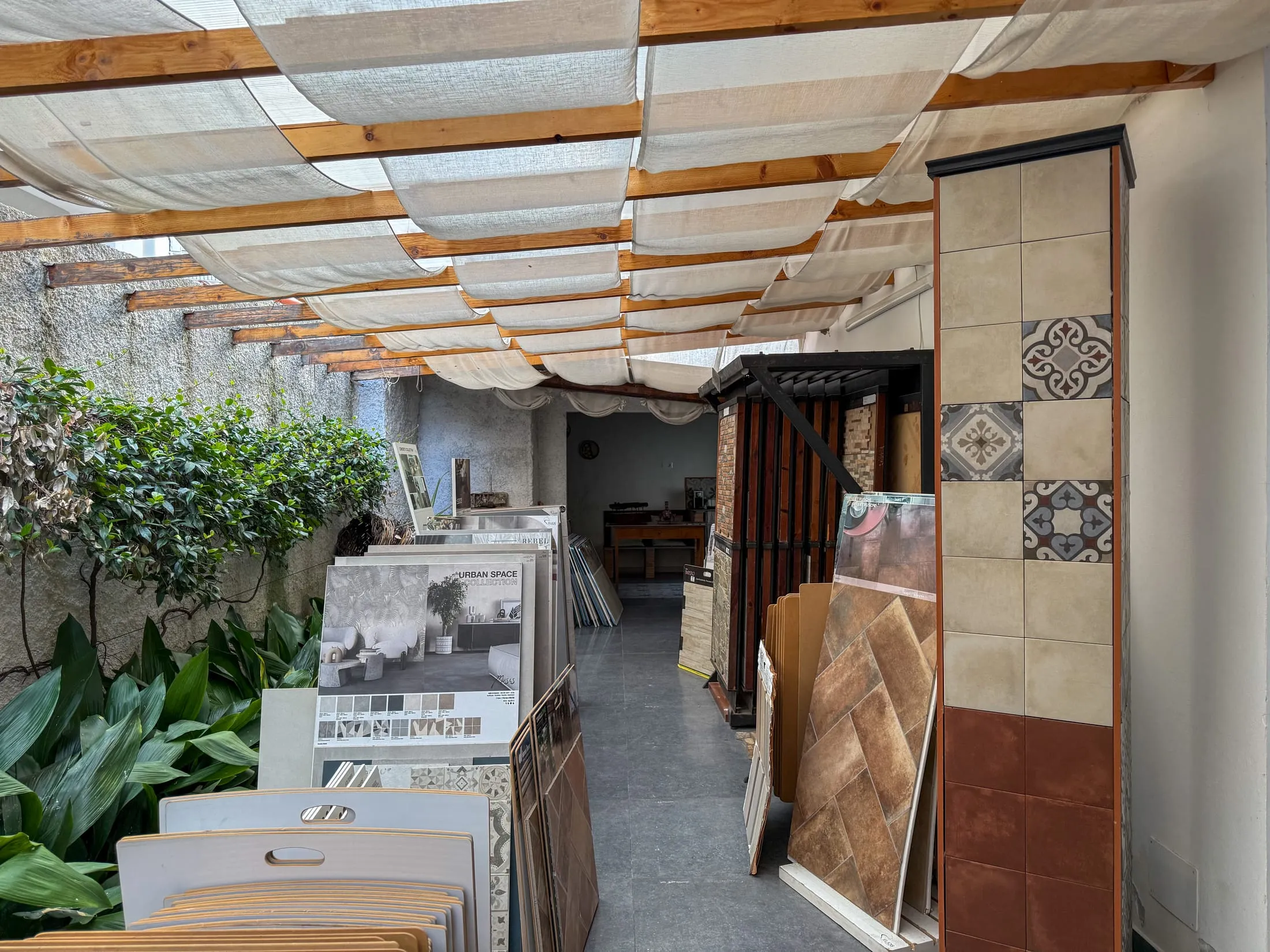 Galleria coperta con colonna espositiva di piastrelle decorate