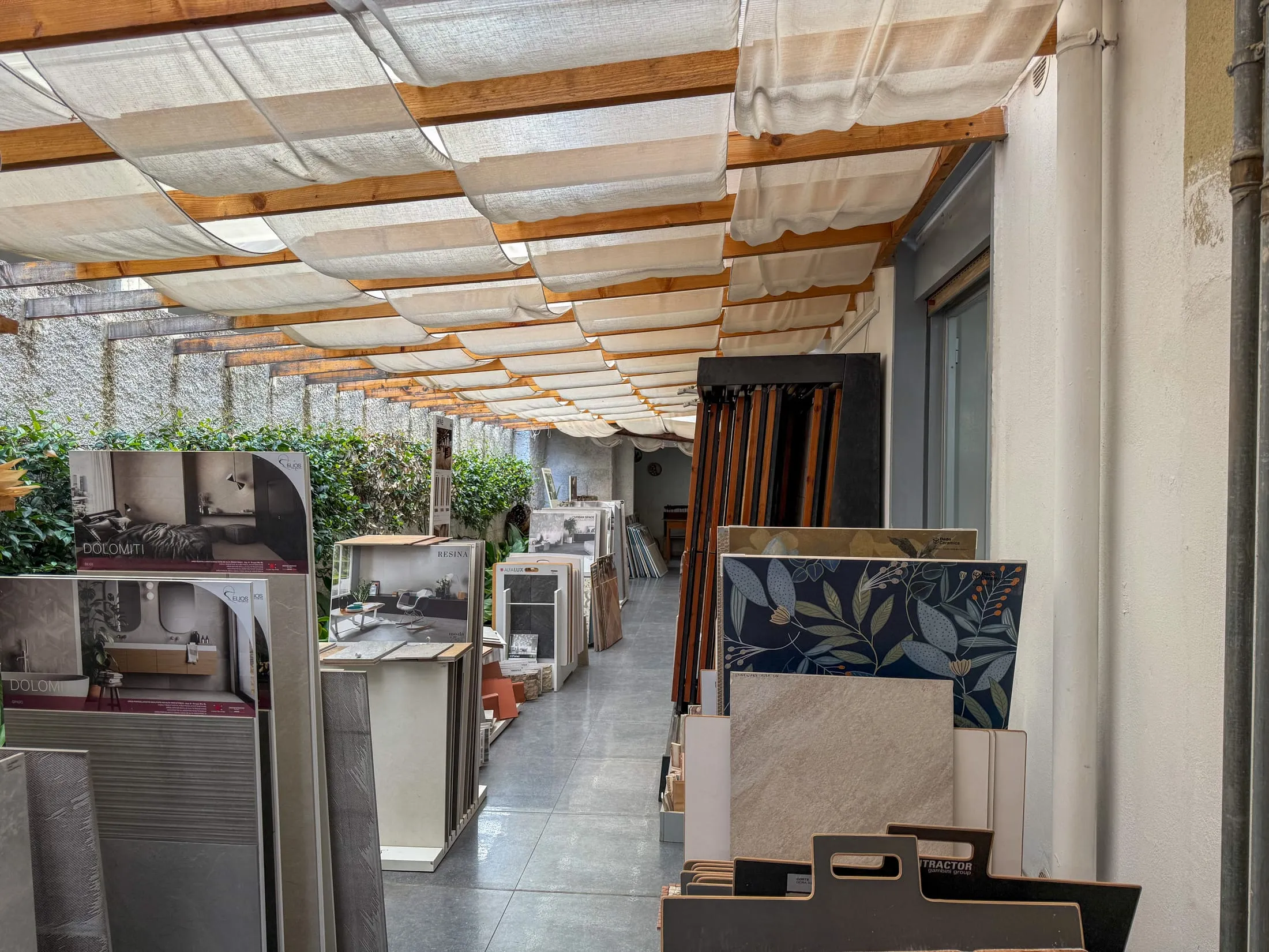 Galleria coperta dello showroom Edil Centro con espositori di piastrelle e rivestimenti