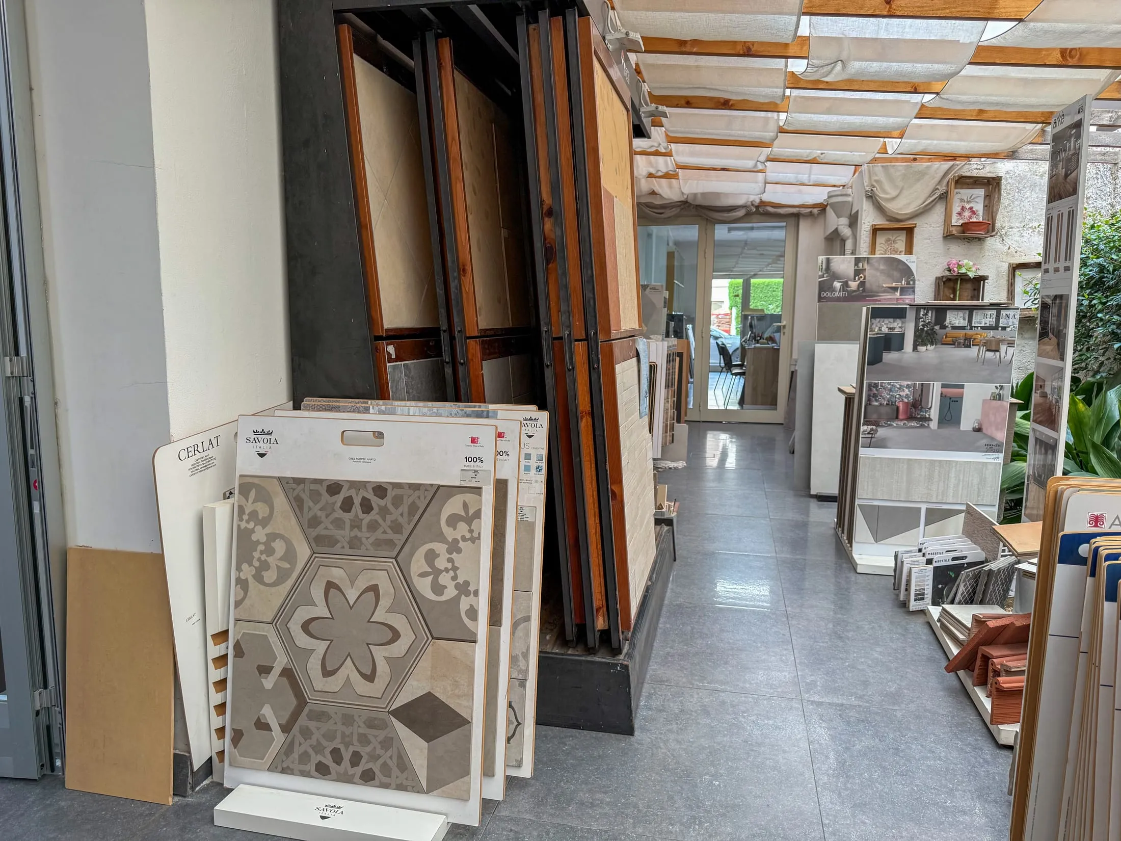 Ingresso alla galleria coperta con campionari di cementine decorate