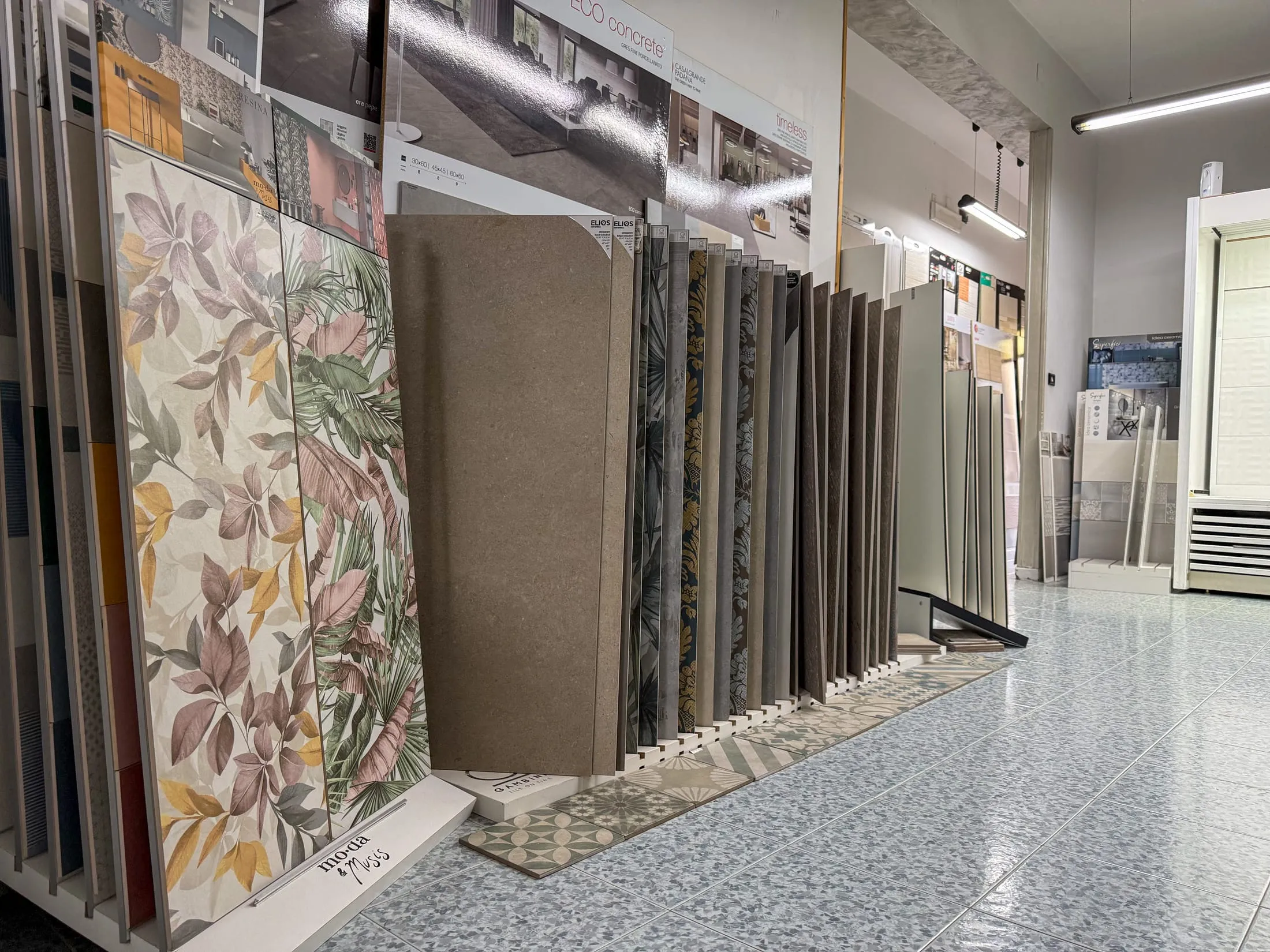 Rivestimenti decorati con motivi floreali e lastre in gres nello showroom