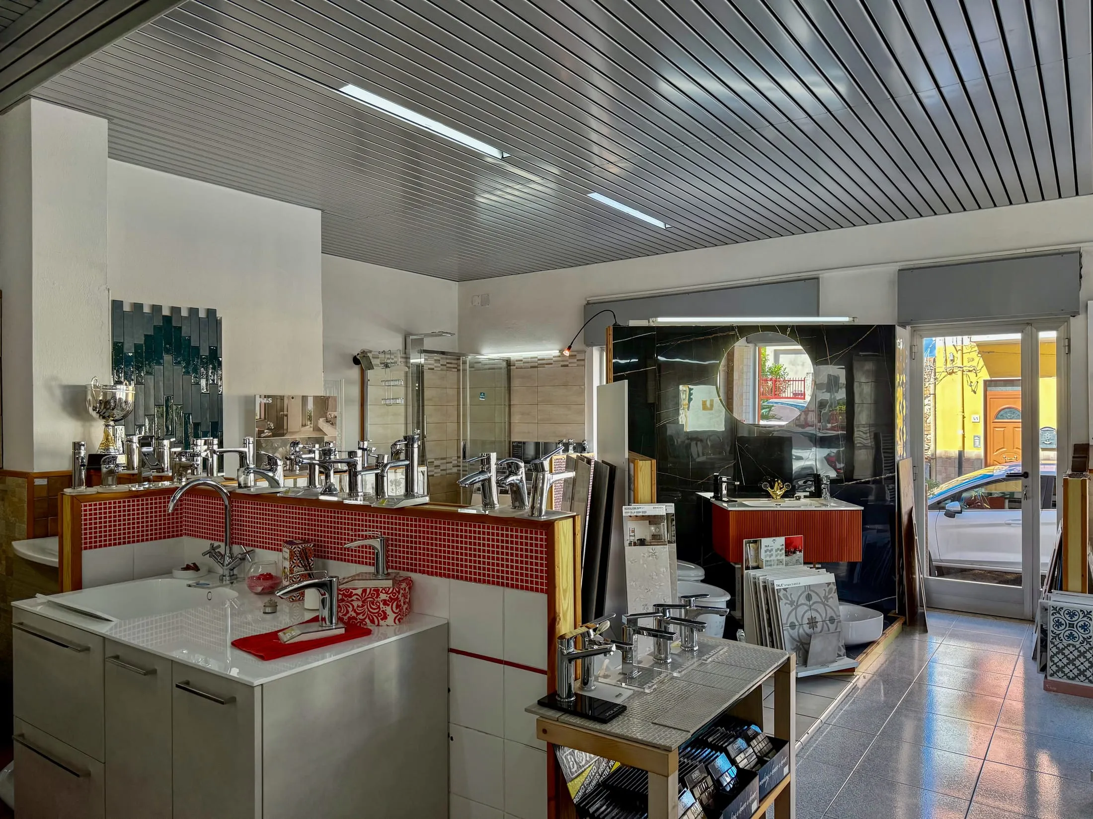 Esposizione di rubinetteria, lavabi e sanitari nello showroom Edil Centro