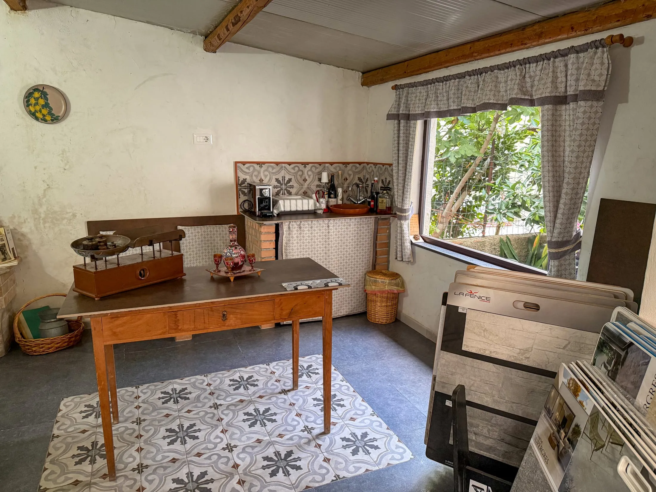 Sala dello showroom con pavimento in cementine decorate e arredi
